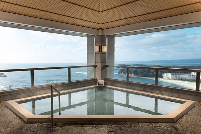 温泉大浴場の露天風呂からは、太平洋の絶景を眺めながら入浴できます。