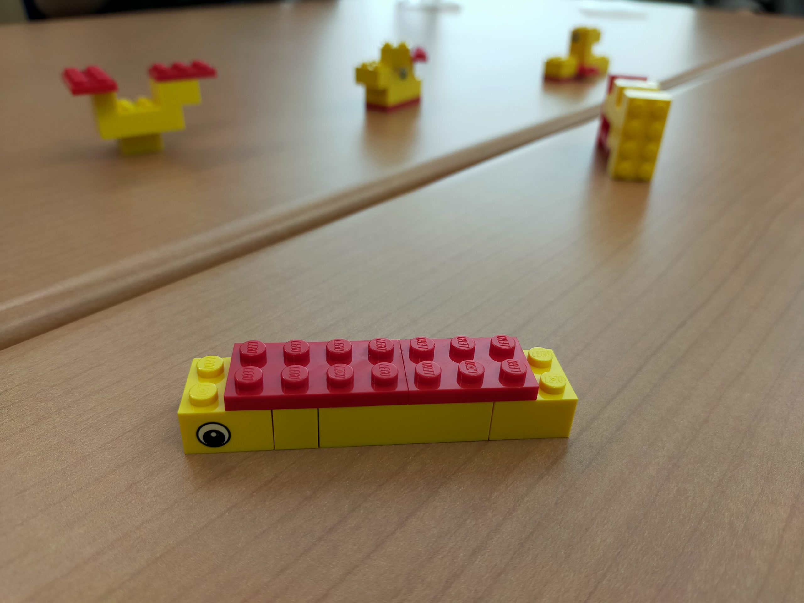 「業務」を表現したイモムシ型のレゴ・ブロック